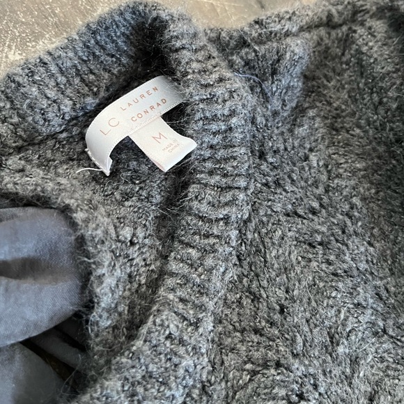 Lauren Conrad Long Bell Sleeve Grey Scoop Neck Sweater Medium - Picture 6 of 9